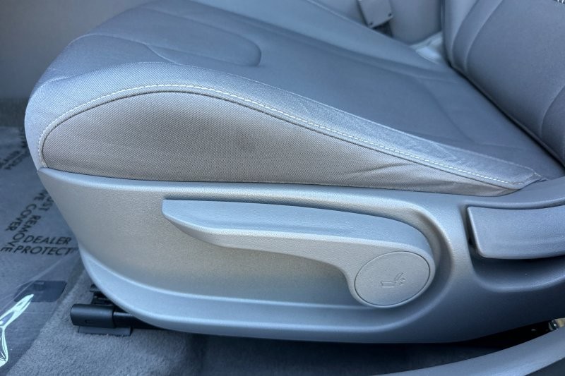 Hyundai Elantra Vehicle Full-screen Gallery Image 13