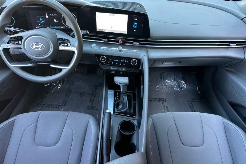 Hyundai Elantra Vehicle Full-screen Gallery Image 15