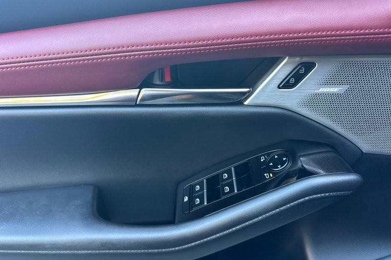 Mazda Mazda3 Vehicle Full-screen Gallery Image 11