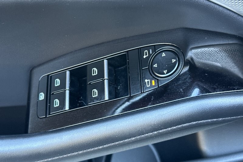 Mazda Mazda3 Vehicle Full-screen Gallery Image 12