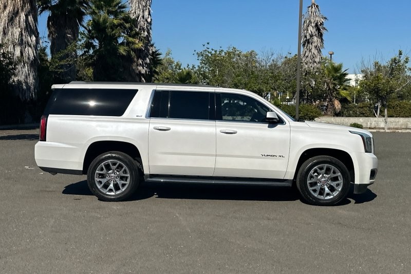 GMC Yukon XL Vehicle Full-screen Gallery Image 02