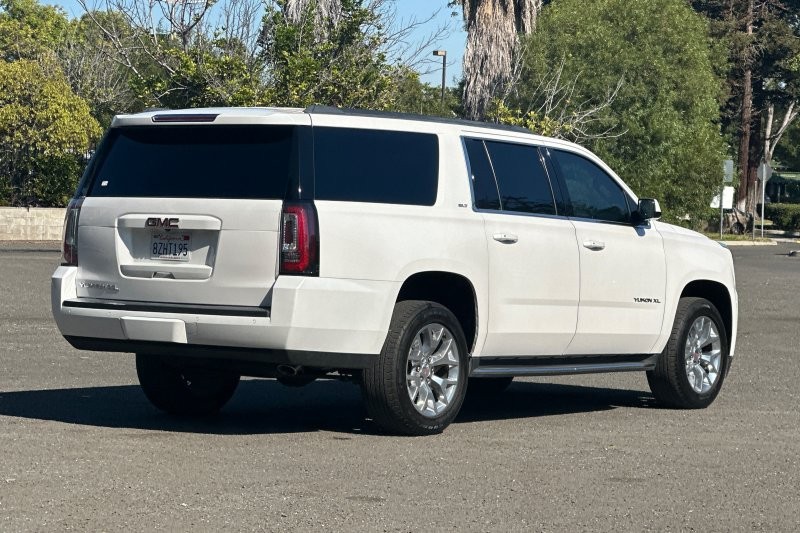 GMC Yukon XL Vehicle Full-screen Gallery Image 03