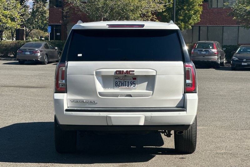 GMC Yukon XL Vehicle Full-screen Gallery Image 04