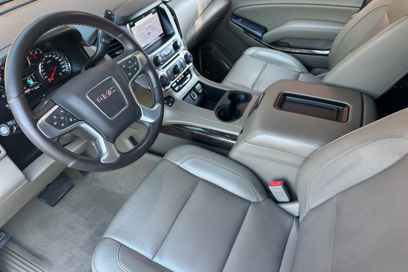 GMC Yukon XL Vehicle Full-screen Gallery Image 10
