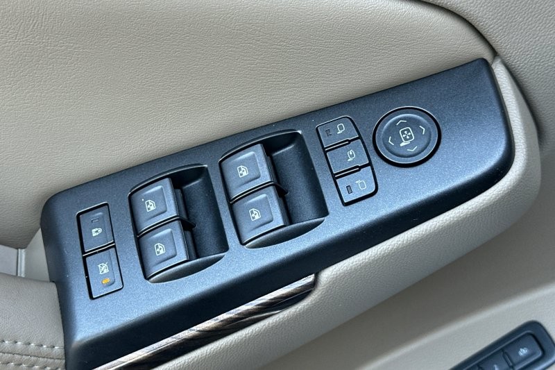 GMC Yukon XL Vehicle Full-screen Gallery Image 12