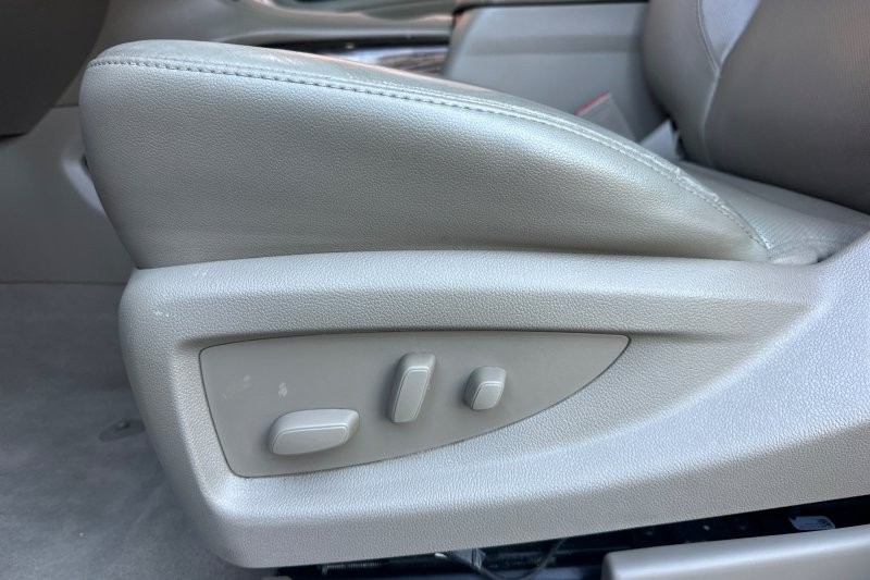 GMC Yukon XL Vehicle Full-screen Gallery Image 13
