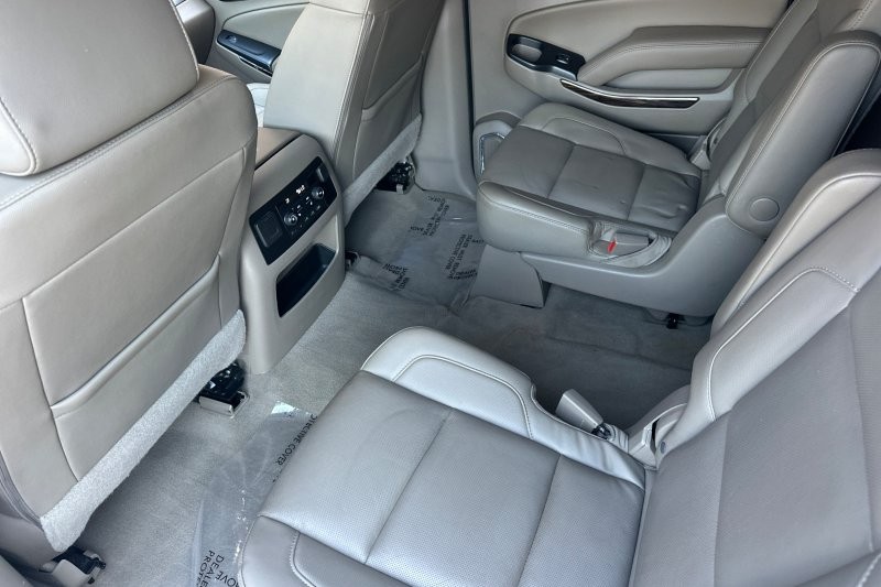 GMC Yukon XL Vehicle Full-screen Gallery Image 14