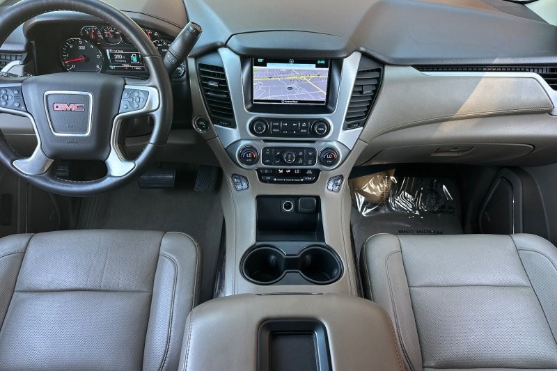GMC Yukon XL Vehicle Full-screen Gallery Image 15
