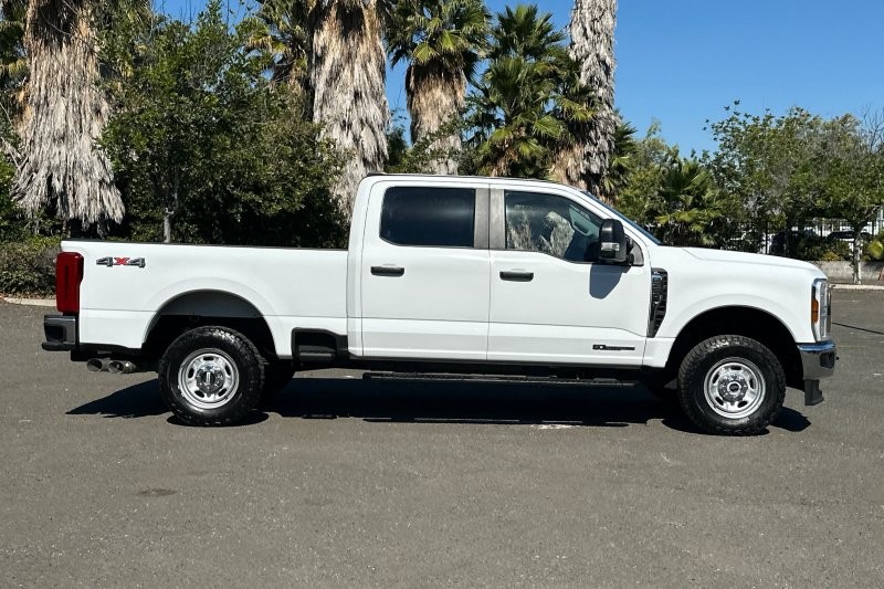 Ford F-250SD Vehicle Full-screen Gallery Image 02