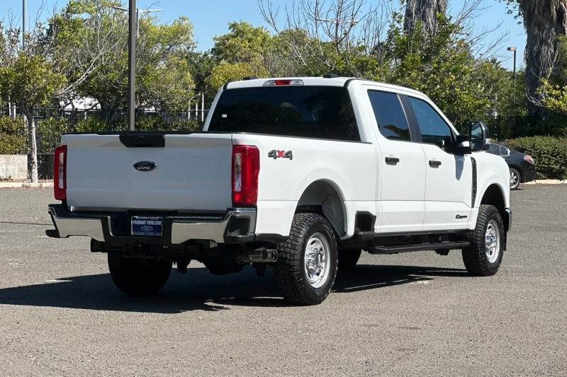Ford F-250SD Vehicle Full-screen Gallery Image 03