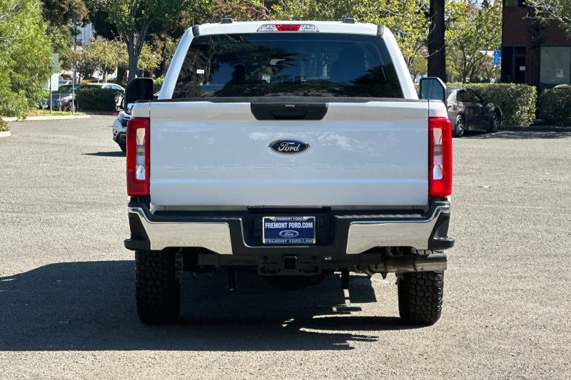Ford F-250SD Vehicle Full-screen Gallery Image 04