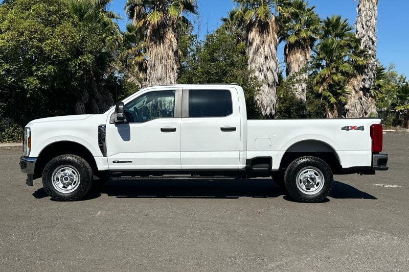 Ford F-250SD Vehicle Full-screen Gallery Image 07