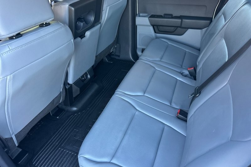 Ford F-250SD Vehicle Full-screen Gallery Image 14