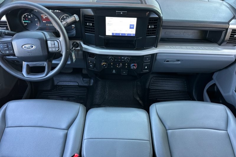 Ford F-250SD Vehicle Full-screen Gallery Image 15