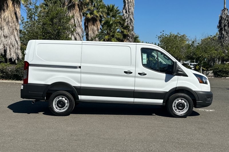 Ford Transit-250 Vehicle Full-screen Gallery Image 02