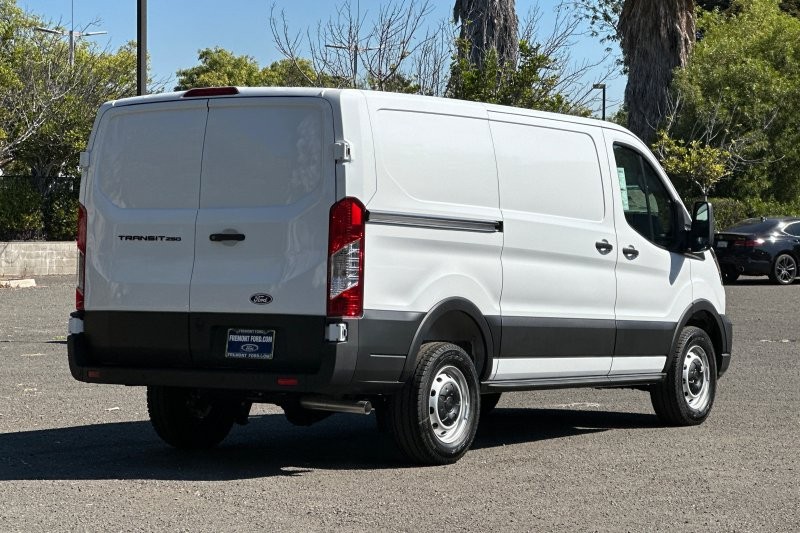 Ford Transit-250 Vehicle Full-screen Gallery Image 03