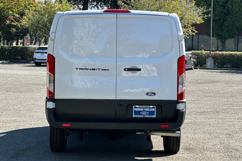 Ford Transit-250 Vehicle Full-screen Gallery Image 04