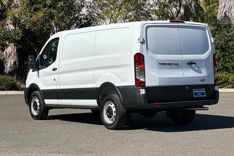 Ford Transit-250 Vehicle Full-screen Gallery Image 05