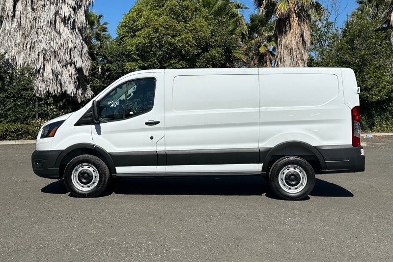 Ford Transit-250 Vehicle Full-screen Gallery Image 06