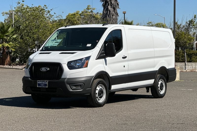 Ford Transit-250 Vehicle Full-screen Gallery Image 07