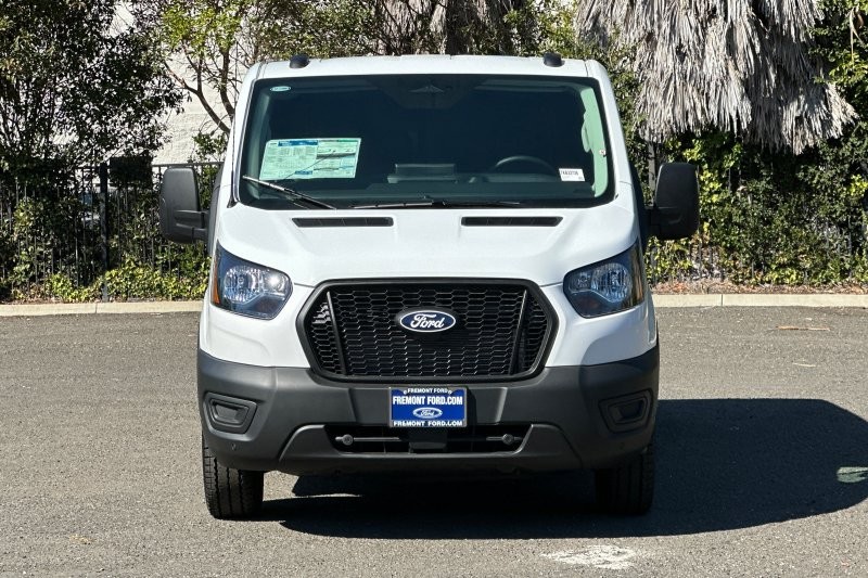 Ford Transit-250 Vehicle Full-screen Gallery Image 08