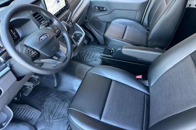 Ford Transit-250 Vehicle Full-screen Gallery Image 09