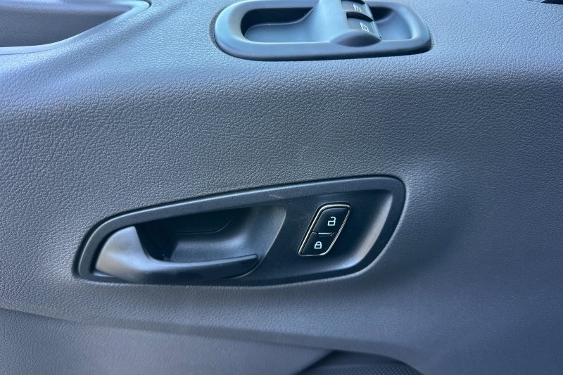 Ford Transit-250 Vehicle Full-screen Gallery Image 10