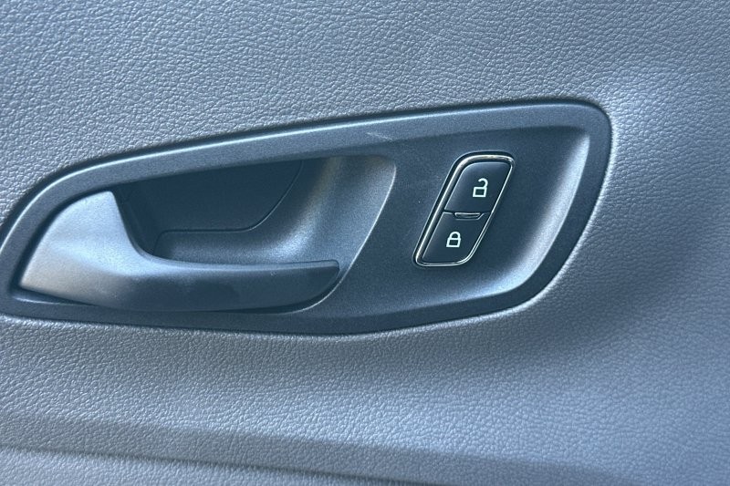 Ford Transit-250 Vehicle Full-screen Gallery Image 11