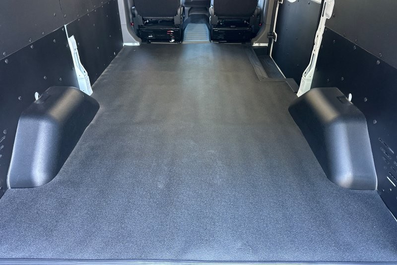 Ford Transit-250 Vehicle Full-screen Gallery Image 14