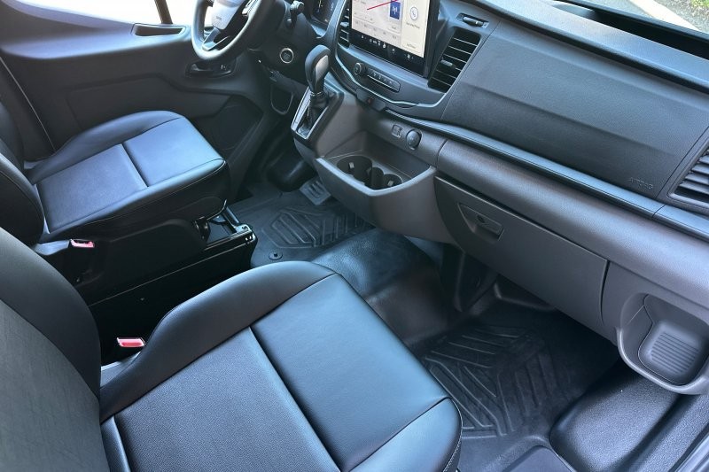 Ford Transit-250 Vehicle Full-screen Gallery Image 15