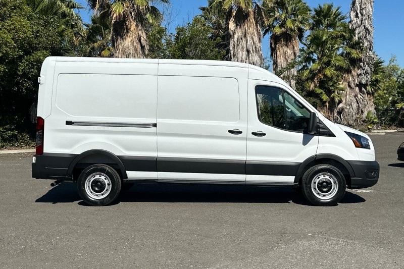 Ford Transit-250 Vehicle Full-screen Gallery Image 02