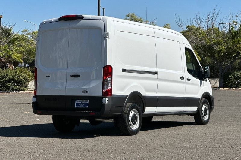Ford Transit-250 Vehicle Full-screen Gallery Image 03