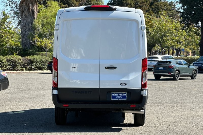 Ford Transit-250 Vehicle Full-screen Gallery Image 04