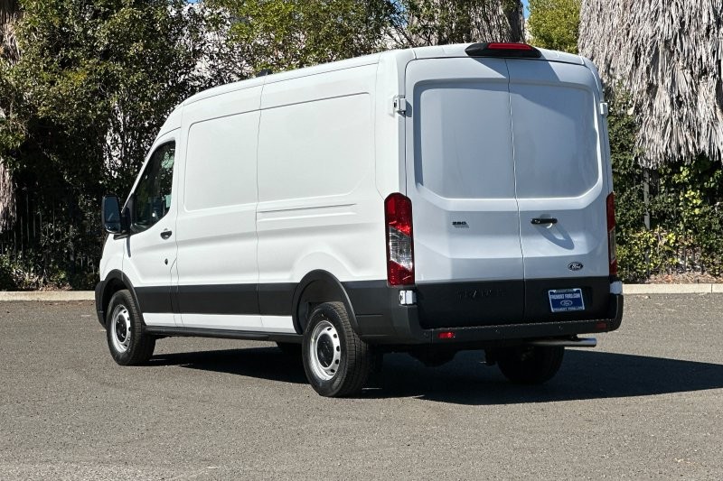 Ford Transit-250 Vehicle Full-screen Gallery Image 05