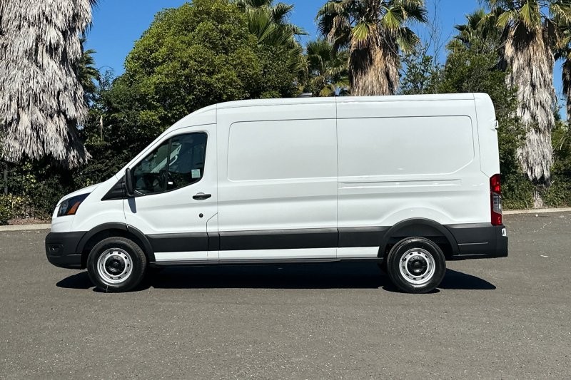 Ford Transit-250 Vehicle Full-screen Gallery Image 06