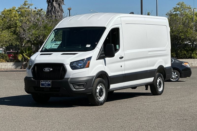 Ford Transit-250 Vehicle Full-screen Gallery Image 07