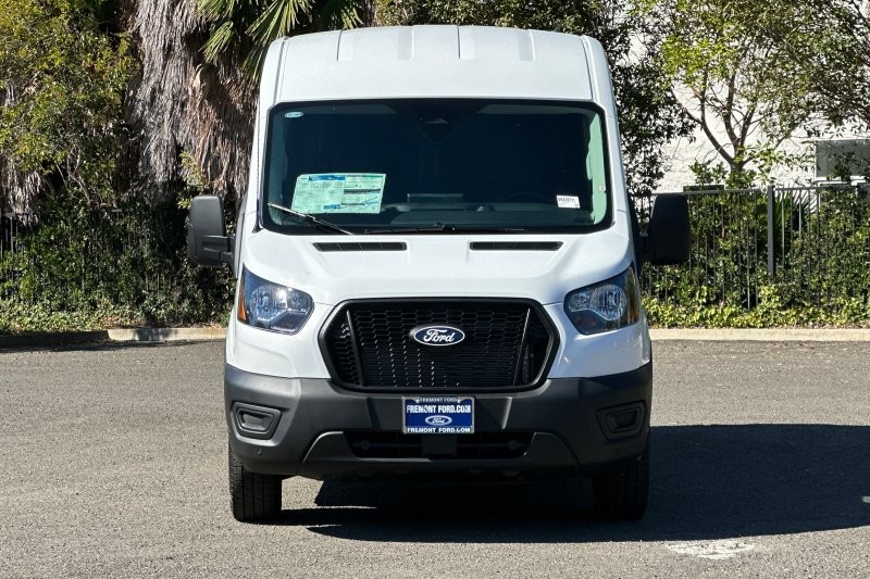 Ford Transit-250 Vehicle Full-screen Gallery Image 08