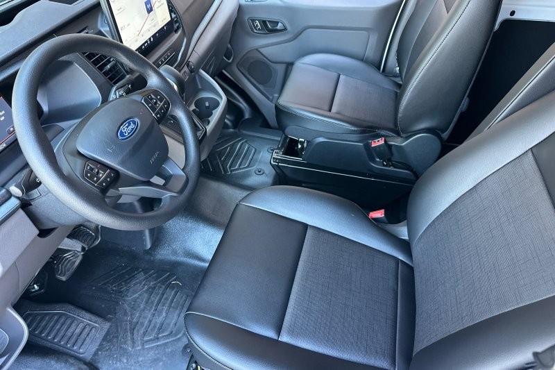 Ford Transit-250 Vehicle Full-screen Gallery Image 09