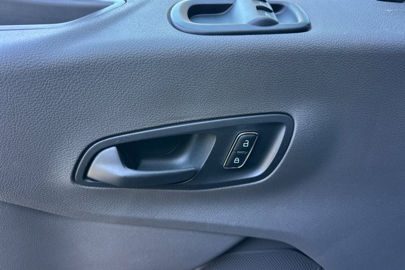 Ford Transit-250 Vehicle Full-screen Gallery Image 10
