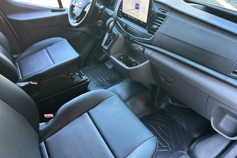 Ford Transit-250 Vehicle Full-screen Gallery Image 15