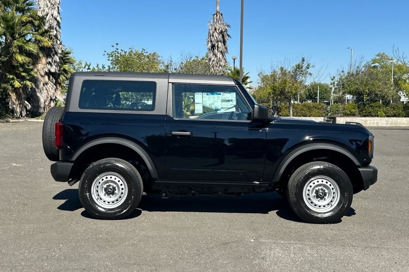 Ford Bronco Vehicle Full-screen Gallery Image 02