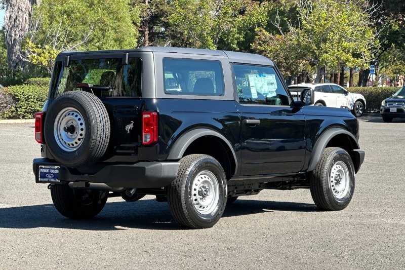 Ford Bronco Vehicle Full-screen Gallery Image 03