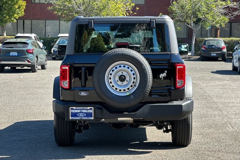 Ford Bronco Vehicle Full-screen Gallery Image 04