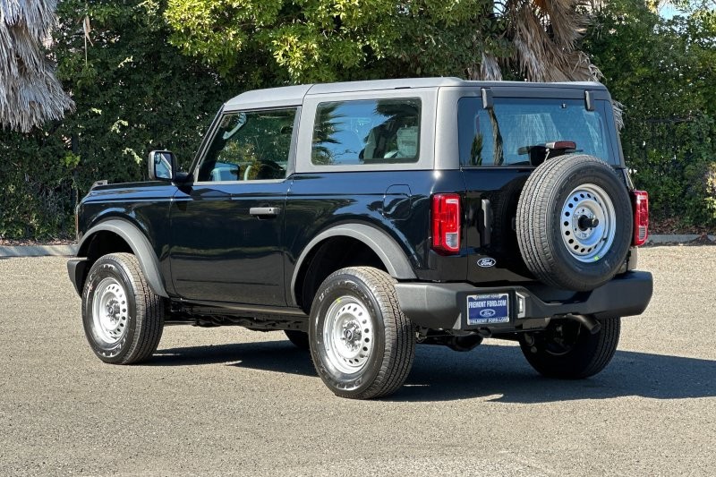 Ford Bronco Vehicle Full-screen Gallery Image 05