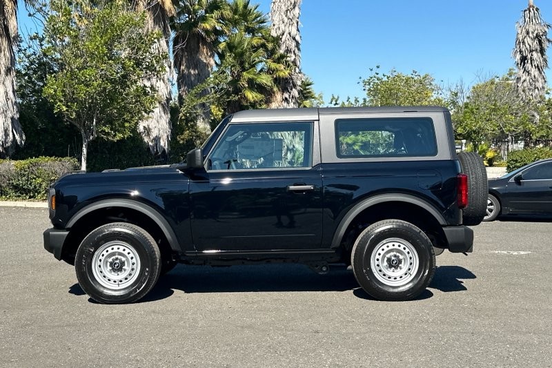 Ford Bronco Vehicle Full-screen Gallery Image 06