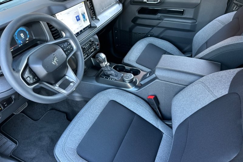 Ford Bronco Vehicle Full-screen Gallery Image 09