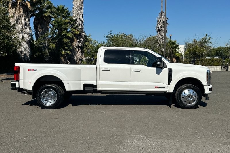 Ford F-450SD Vehicle Full-screen Gallery Image 02