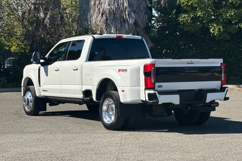 Ford F-450SD Vehicle Full-screen Gallery Image 05