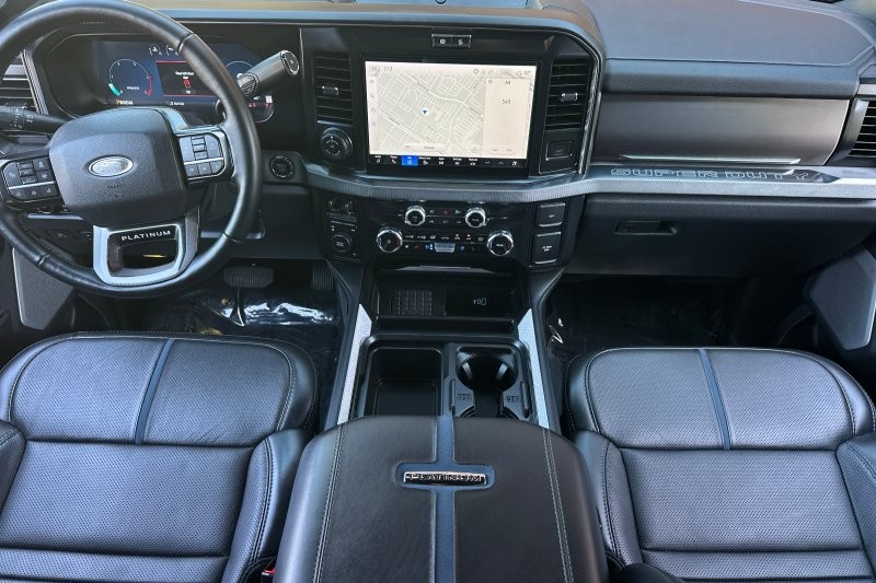 Ford F-450SD Vehicle Full-screen Gallery Image 15