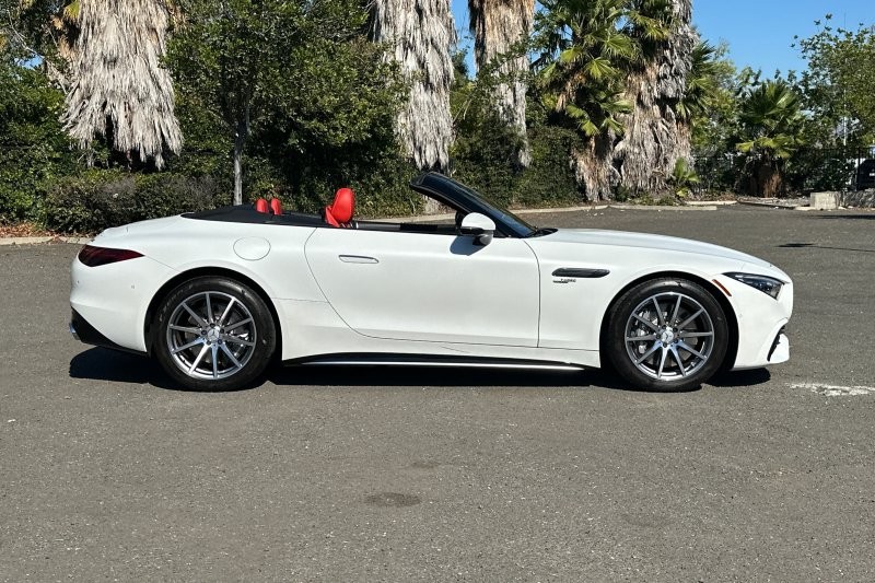 Mercedes-Benz SL-Class Vehicle Full-screen Gallery Image 02